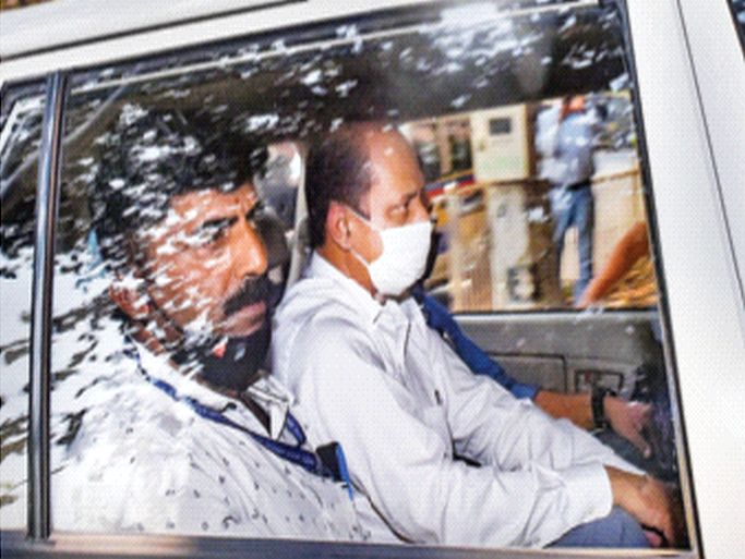 Who is the mastermind behind the explosives? Interrogation of police officers Waze remanded in NIA custody till March 25 | स्फोटकांमागील सूत्रधार कोण? पोलीस अधिकाऱ्यांची चौकशी; वाझे यांना २५ मार्चपर्यंत एनआयए कोठडी Who is the mastermind behind the explosives? Interrogation of police officers Waze remanded in NIA custody till March 25 | स्फोटकांमागील सूत्रधार कोण? पोलीस अधिकाऱ्यांची चौकशी; वाझे यांना २५ मार्चपर्यंत एनआयए कोठडी