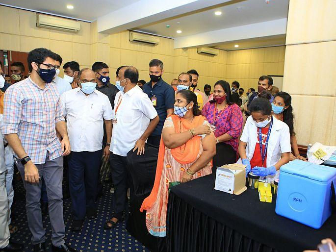Vaccination of 9,000 citizens from vaccination camps at Bandra, Vile Parle, Santacruz | वांद्रे, विलेपार्ले, सांताक्रुझ येथील लसीकरण शिबिरांतून नऊ हजार नागरिकांचे लसीकरण Vaccination of 9,000 citizens from vaccination camps at Bandra, Vile Parle, Santacruz | वांद्रे, विलेपार्ले, सांताक्रुझ येथील लसीकरण शिबिरांतून नऊ हजार नागरिकांचे लसीकरण