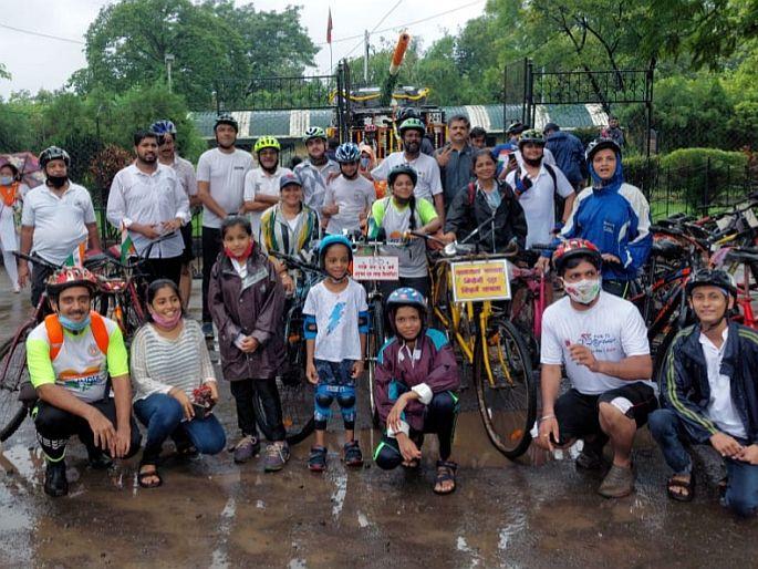 75th Independence Day; BJP's Yuva Sankalp Yatra in Dombivali, cyclists participate with a 33-year-old bicycle | 75वा स्वातंत्र्यदिन; भाजपची डोंबिवलीत युवा संकल्प यात्रा, ३३ वर्षे जुनी सायकल घेऊन सायकलपटू सहभागी  75th Independence Day; BJP's Yuva Sankalp Yatra in Dombivali, cyclists participate with a 33-year-old bicycle | 75वा स्वातंत्र्यदिन; भाजपची डोंबिवलीत युवा संकल्प यात्रा, ३३ वर्षे जुनी सायकल घेऊन सायकलपटू सहभागी