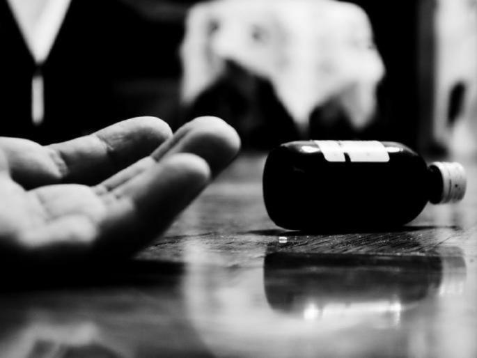 Wife in hospital, husband and son commit suicide at home in jalgaon | पत्नी रुग्णालयात, घरात पती अन् मुलाची आत्महत्या; उपचारासाठी पैसे नसल्याने उचलले टोकाचे पाऊल