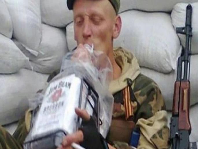 Russia Ukraine war Ukraine civilians killed two injured 28 russian soldiers by poisoning cake | युक्रेनच्या नागरिकांनी केक देऊन आणि दारू पाजून मारले रशियन सैनिक; अनेक जण रुग्णालयात! तुमचा विश्वास बसणार नाही Russia Ukraine war Ukraine civilians killed two injured 28 russian soldiers by poisoning cake | युक्रेनच्या नागरिकांनी केक देऊन आणि दारू पाजून मारले रशियन सैनिक; अनेक जण रुग्णालयात! तुमचा विश्वास बसणार नाही