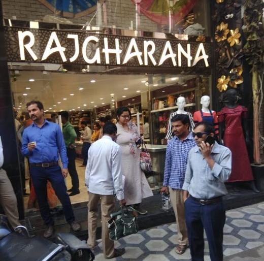 The daredevil theft in a clothing store in Nagpur's Sitabuldi | नागपूरच्या अतिवर्दळीच्या सीताबर्डीतील कपड्याच्या दुकानात धाडसी चोरी The daredevil theft in a clothing store in Nagpur's Sitabuldi | नागपूरच्या अतिवर्दळीच्या सीताबर्डीतील कपड्याच्या दुकानात धाडसी चोरी