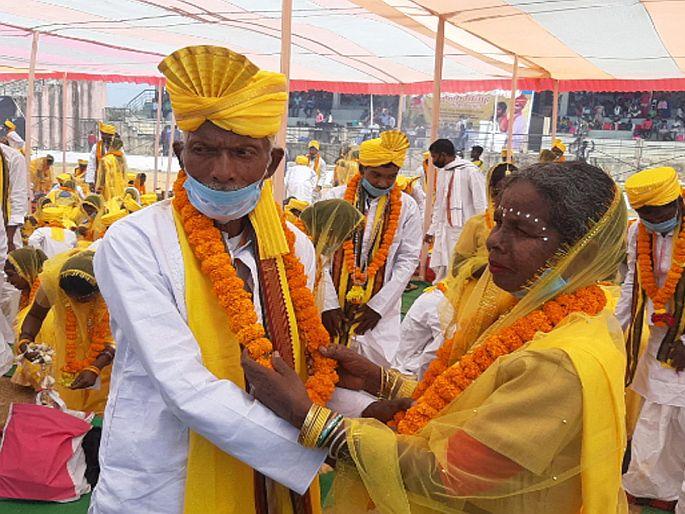 Jharkhand live in relationship 105 couples in marital bondage in khunti  | ...म्हणून भारताच्या या भागात लिव्ह इन रिलेशनशिपमध्ये राहतात लोक, आता 105 जोडप्यांनी घेतले 'सात फेरे' Jharkhand live in relationship 105 couples in marital bondage in khunti  | ...म्हणून भारताच्या या भागात लिव्ह इन रिलेशनशिपमध्ये राहतात लोक, आता 105 जोडप्यांनी घेतले 'सात फेरे'