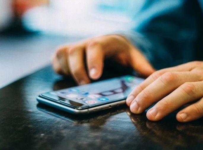 US runs to Indian companies for cheap phones | स्वस्त फोनसाठी अमेरिकेची भारतीय कंपन्यांकडे धाव