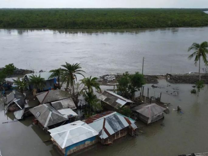 36 lakh citizens are displaced every year | दरवर्षी ३६ लाख नागरिक विस्थापित, चक्रीवादळासह पुराचा फटका 36 lakh citizens are displaced every year | दरवर्षी ३६ लाख नागरिक विस्थापित, चक्रीवादळासह पुराचा फटका