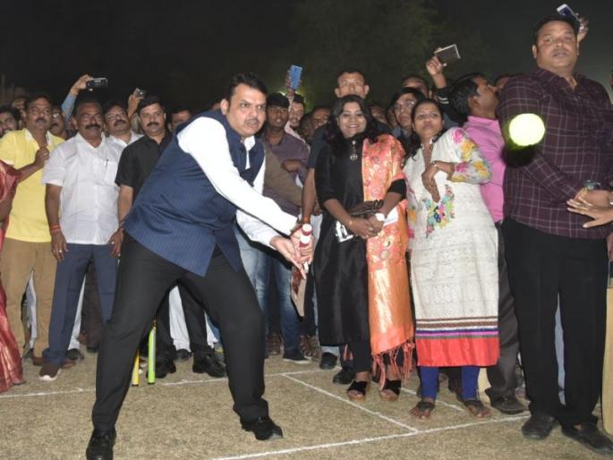 And Devendra Fadnavis became AB de Villiers! | video : दे घुमा के... बॅट हातात येताच फडणवीसांची फटकेबाजी