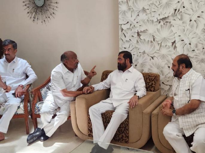 Chief Minister succeeded in convincing MLA Prakash Awade, Dhairyasheel Mane took along to fill the application form | मुख्यमंत्र्यांनी प्रकाश आवाडेंचं बंड थंड केले, धैर्यशील मानेंचा अर्ज भरायला सोबत घेऊन गेले Chief Minister succeeded in convincing MLA Prakash Awade, Dhairyasheel Mane took along to fill the application form | मुख्यमंत्र्यांनी प्रकाश आवाडेंचं बंड थंड केले, धैर्यशील मानेंचा अर्ज भरायला सोबत घेऊन गेले