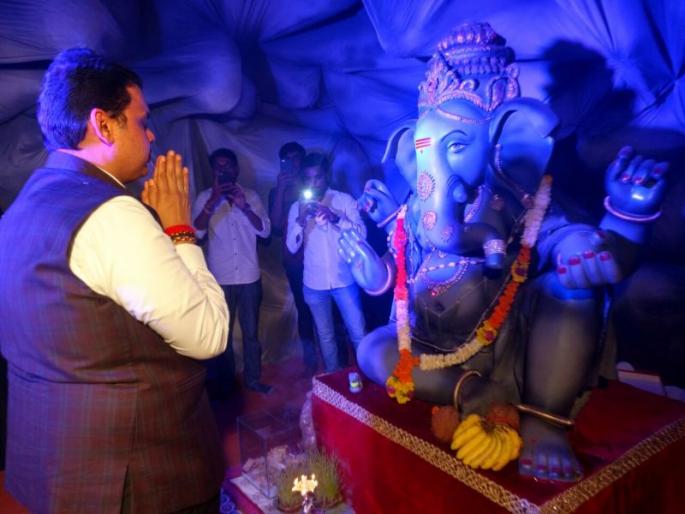 Chief Minister Devendra Fadnavis put on fire | मुख्यमंत्री देवेंद्र फडणवीस यांनी गणरायाला घातले साकडे Chief Minister Devendra Fadnavis put on fire | मुख्यमंत्री देवेंद्र फडणवीस यांनी गणरायाला घातले साकडे