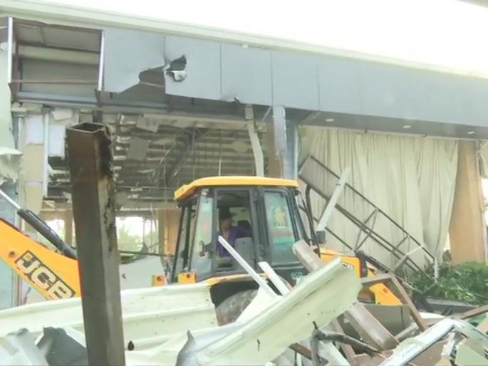 Demolition of 'Praja Vedike' Chandrababu Naidu Bunglow was constructed by the previous government | मुख्यमंत्र्यांच्या आदेशाने बुल्डोजरने पाडला माजी मुख्यमंत्र्यांचा बंगला; कार्यकर्ते संतप्त Demolition of 'Praja Vedike' Chandrababu Naidu Bunglow was constructed by the previous government | मुख्यमंत्र्यांच्या आदेशाने बुल्डोजरने पाडला माजी मुख्यमंत्र्यांचा बंगला; कार्यकर्ते संतप्त