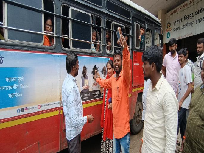 Chief Minister, Deputy Chief Minister's photo blacked out, Clash between Shinde-Thackare group in Miraj Sangli | Sangli: मुख्यमंत्री, उपमुख्यमंत्र्यांच्या फोटोला काळे फासले, मिरजेत शिंदे-ठाकरे गटात राडा Chief Minister, Deputy Chief Minister's photo blacked out, Clash between Shinde-Thackare group in Miraj Sangli | Sangli: मुख्यमंत्री, उपमुख्यमंत्र्यांच्या फोटोला काळे फासले, मिरजेत शिंदे-ठाकरे गटात राडा