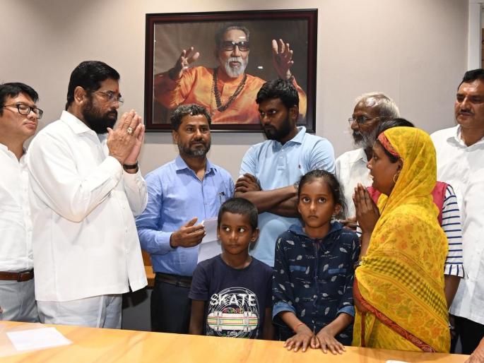 cm eknath shinde give 50 lakh aid to versova accident victims rakesh yadav family | जेसीबी दुर्घटना: CM शिंदेंची भेट, पीडित कुटुंबाला ५० लाखांची मदत; राकेशच्या भावाला नोकरी 