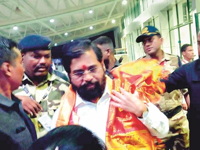 'Aurangabad's lok sabha seat belongs to Shiv Sena, get ready'; Chief Minister's midnight discussion message with office bearers at the airport | 'औरंगाबादची जागा शिवसेनेचीच, तयारीला लागा'; मुख्यमंत्र्यांचा पदाधिकारी, नेत्यांना संदेश 'Aurangabad's lok sabha seat belongs to Shiv Sena, get ready'; Chief Minister's midnight discussion message with office bearers at the airport | 'औरंगाबादची जागा शिवसेनेचीच, तयारीला लागा'; मुख्यमंत्र्यांचा पदाधिकारी, नेत्यांना संदेश