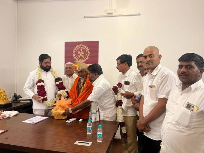 Avoiding Raj Thackeray, Shantigiri Maharaj met Chief Minister Eknath Shinde | राज ठाकरे यांना टाळून शांतिगिरी महाराज यांनी घेतली मुख्यमंत्री एकनाथ शिंदे यांची भेट Avoiding Raj Thackeray, Shantigiri Maharaj met Chief Minister Eknath Shinde | राज ठाकरे यांना टाळून शांतिगिरी महाराज यांनी घेतली मुख्यमंत्री एकनाथ शिंदे यांची भेट