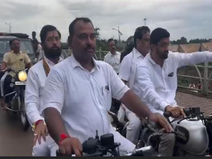 Chief Minister Eknath Shinde inspected the facilities on a two-wheeler In Pandharpur | पंढरपुरात मुख्यमंत्री एकनाथ शिंदेंनी दुचाकीवरून केली सुविधांची पाहणी Chief Minister Eknath Shinde inspected the facilities on a two-wheeler In Pandharpur | पंढरपुरात मुख्यमंत्री एकनाथ शिंदेंनी दुचाकीवरून केली सुविधांची पाहणी