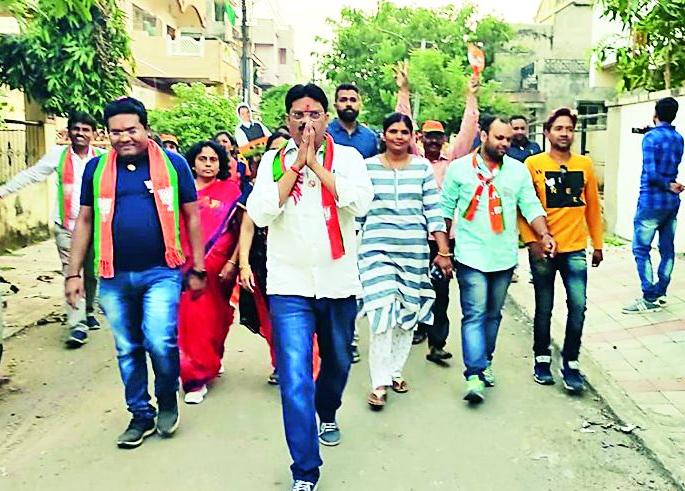 Padyatra in Chinchbhavan, Meharbabanagar to promote the Chief Minister | Maharashtra Assembly Election 2019 : मुख्यमंत्र्यांच्या प्रचारासाठी चिंचभुवन, मेरबाबानगरात पदयात्रा Padyatra in Chinchbhavan, Meharbabanagar to promote the Chief Minister | Maharashtra Assembly Election 2019 : मुख्यमंत्र्यांच्या प्रचारासाठी चिंचभुवन, मेरबाबानगरात पदयात्रा