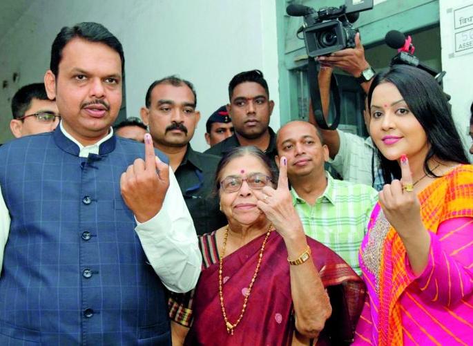 Maharashtra Assembly Election 2019: Chief Minister votes with family | Maharashtra Assembly Election 2019 : मुख्यमंत्र्यांनी सहकुटुंब केले मतदान Maharashtra Assembly Election 2019: Chief Minister votes with family | Maharashtra Assembly Election 2019 : मुख्यमंत्र्यांनी सहकुटुंब केले मतदान