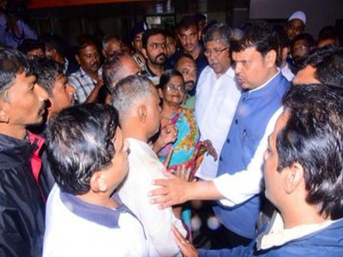 kolhapur flood : Maharashtra CM Devendra Fadnavis visited Shivaji Nagar area in Kolhapur | कोल्हापूर महापूर : मुख्यमंत्र्यांनी कोल्हापुरात केली पुराची पाहणी, पुरग्रस्तांना दिला दिलासा kolhapur flood : Maharashtra CM Devendra Fadnavis visited Shivaji Nagar area in Kolhapur | कोल्हापूर महापूर : मुख्यमंत्र्यांनी कोल्हापुरात केली पुराची पाहणी, पुरग्रस्तांना दिला दिलासा