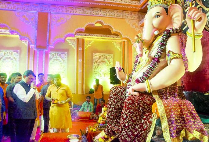 Chief Minister Fadnavis visits various Ganeshotsav mandals | मुख्यमंत्री फडणवीस यांची विविध सार्वजनिक गणेशोत्सव मंडळांना भेट 