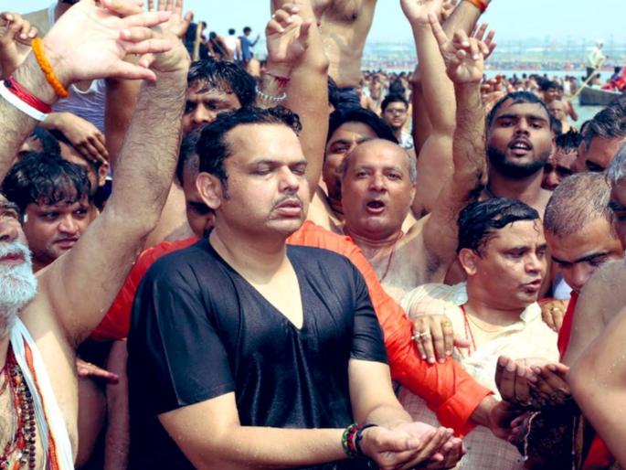 Devendra Fadnavis takes holy dip at Kumbh, offers prayers | बम बम भोले..! मुख्यमंत्र्यांनी कुंभमेळ्यात केलं स्नान Devendra Fadnavis takes holy dip at Kumbh, offers prayers | बम बम भोले..! मुख्यमंत्र्यांनी कुंभमेळ्यात केलं स्नान