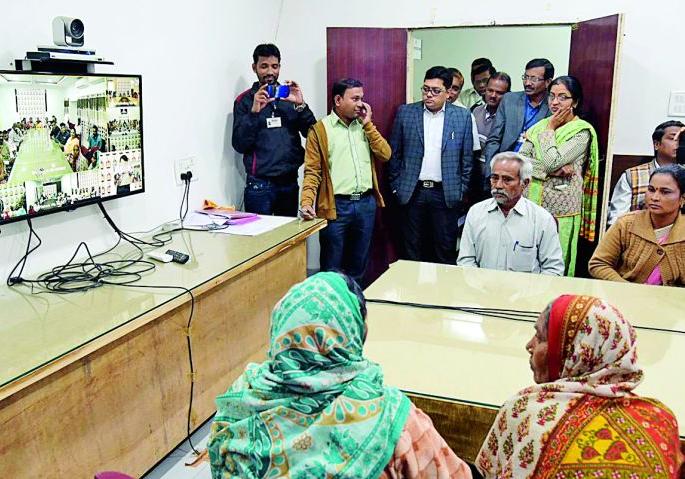 Smile on the face of beneficiaries: Chief Minister's video conferencing through dialogue | लाभार्थ्यांच्या चेहऱ्यावर फुलले हास्य : मुख्यमंत्र्यांचा व्हिडीओ कॉन्फरन्सिंगच्या माध्यमातून संवाद Smile on the face of beneficiaries: Chief Minister's video conferencing through dialogue | लाभार्थ्यांच्या चेहऱ्यावर फुलले हास्य : मुख्यमंत्र्यांचा व्हिडीओ कॉन्फरन्सिंगच्या माध्यमातून संवाद