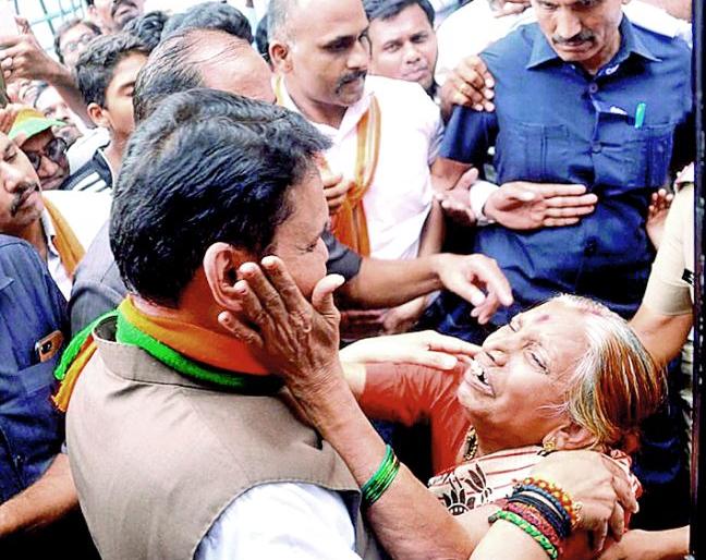 When Mauli fondled to the Chief Minister in the crowd ..! | गर्दीतील माऊली मुख्यमंत्र्यांना गोंजारते तेव्हा..! When Mauli fondled to the Chief Minister in the crowd ..! | गर्दीतील माऊली मुख्यमंत्र्यांना गोंजारते तेव्हा..!