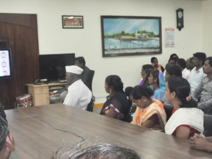 Not long after sitting in front of TV for about two and a half hours, beneficiaries of Solapur are not in touch with the Chief Ministers | तब्बल अडीच तास टीव्हीसमोर बसूनही सोलापुरातील लाभार्थ्यांचा मुख्यमंत्र्यांशी संवाद नाहीच Not long after sitting in front of TV for about two and a half hours, beneficiaries of Solapur are not in touch with the Chief Ministers | तब्बल अडीच तास टीव्हीसमोर बसूनही सोलापुरातील लाभार्थ्यांचा मुख्यमंत्र्यांशी संवाद नाहीच