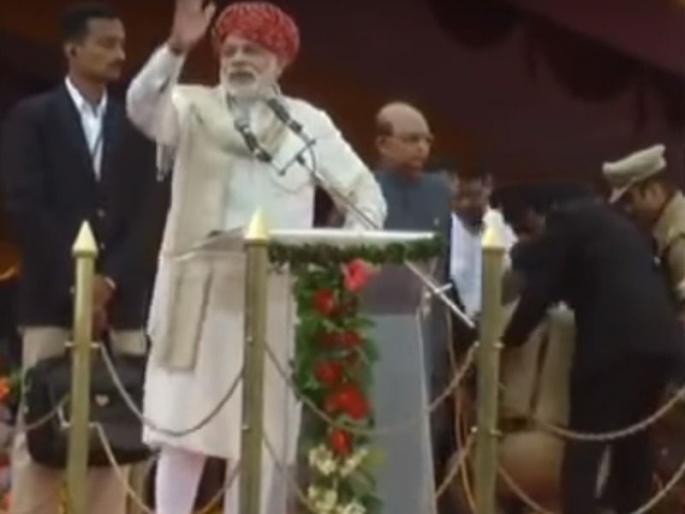 DGP collapsed on stage but narendra modi continued his speech viral video | पोलीस अधिकारी पडला, तरीही मोदी भाषण करतच राहिले; काँग्रेसकडून 'तो' व्हिडीओ व्हायरल