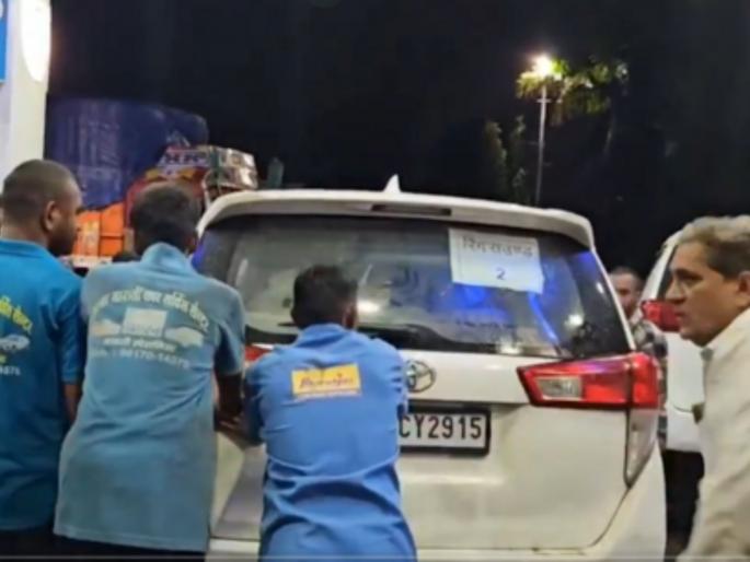 Water instead of diesel in vehicles in Chief Minister's convoy; Madhya Pradesh type; All vehicles stopped | मुख्यमंत्र्यांच्या ताफ्यातील वाहनांत डिझेलऐवजी पाणी; मध्य प्रदेशातील प्रकार; सर्व वाहने पडली बंद Water instead of diesel in vehicles in Chief Minister's convoy; Madhya Pradesh type; All vehicles stopped | मुख्यमंत्र्यांच्या ताफ्यातील वाहनांत डिझेलऐवजी पाणी; मध्य प्रदेशातील प्रकार; सर्व वाहने पडली बंद