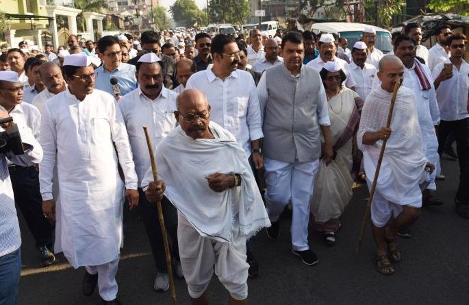 Government work on the principles of Mahatma Gandhi: Devendra Fadnavis | महात्मा गांधींच्या तत्त्वांवरच सरकारचे काम : देवेंद्र फडणवीस Government work on the principles of Mahatma Gandhi: Devendra Fadnavis | महात्मा गांधींच्या तत्त्वांवरच सरकारचे काम : देवेंद्र फडणवीस