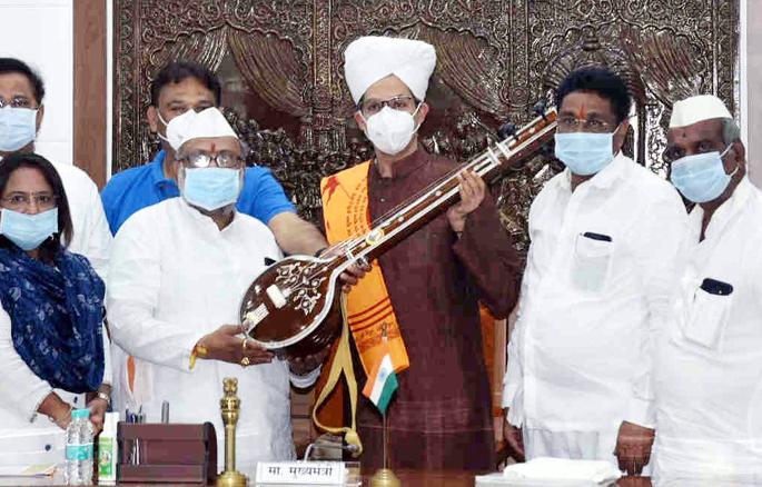 Chief Minister Uddhav Thackeray will visit Pandharpur on Ashadi; Invitation from Mahapuja Temple Committee | आषाढीला मुख्यमंत्री उद्धव ठाकरे पंढरपूरला येणार; महापूजेचे मंदिर समितीकडून निमंत्रण Chief Minister Uddhav Thackeray will visit Pandharpur on Ashadi; Invitation from Mahapuja Temple Committee | आषाढीला मुख्यमंत्री उद्धव ठाकरे पंढरपूरला येणार; महापूजेचे मंदिर समितीकडून निमंत्रण