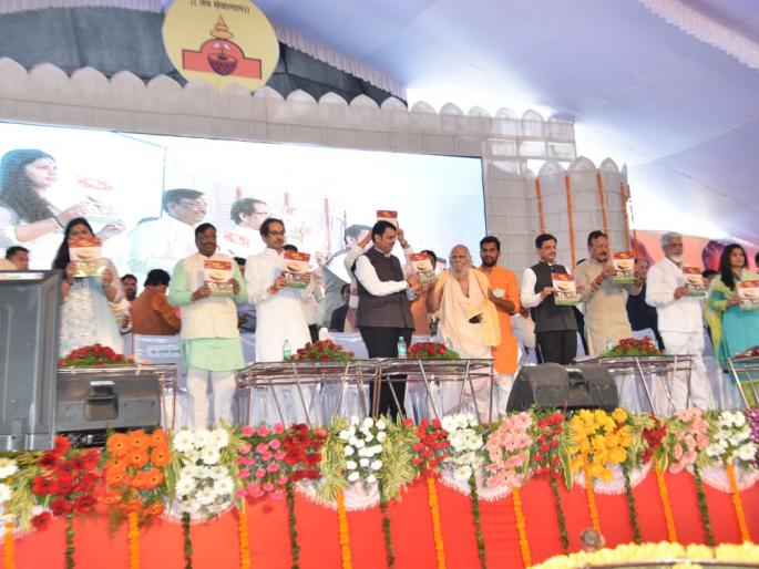 Chief Minister Devendra Fadnavis announced the 100 crore for the development of the Poharadevi pilgrimage | पोहरादेवी तिर्थक्षेत्राच्या विकासासाठी १०० कोटी - मुख्यमंत्री देवेंद्र फडणवीस यांची घोषणा Chief Minister Devendra Fadnavis announced the 100 crore for the development of the Poharadevi pilgrimage | पोहरादेवी तिर्थक्षेत्राच्या विकासासाठी १०० कोटी - मुख्यमंत्री देवेंद्र फडणवीस यांची घोषणा