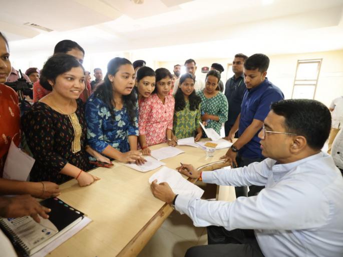 janta darbar restored after ganesh chaturthi people rush to present to the cm pramod sawant | गणेश चतुर्थीनंतर जनता दरबार पूर्ववत; मुख्यमंत्र्यांकडे गाऱ्हाणी मांडण्यासाठी लोकांची धाव janta darbar restored after ganesh chaturthi people rush to present to the cm pramod sawant | गणेश चतुर्थीनंतर जनता दरबार पूर्ववत; मुख्यमंत्र्यांकडे गाऱ्हाणी मांडण्यासाठी लोकांची धाव