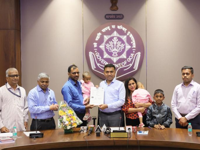 indian citizenship to a native pakistani citizen certificate awarded by cm pramod sawant | मूळ गोमंतकीय पाक नागरिकाला भारतीय नागरिकत्व; मुख्यमंत्र्यांच्या हस्ते प्रमाणपत्र बहाल  indian citizenship to a native pakistani citizen certificate awarded by cm pramod sawant | मूळ गोमंतकीय पाक नागरिकाला भारतीय नागरिकत्व; मुख्यमंत्र्यांच्या हस्ते प्रमाणपत्र बहाल