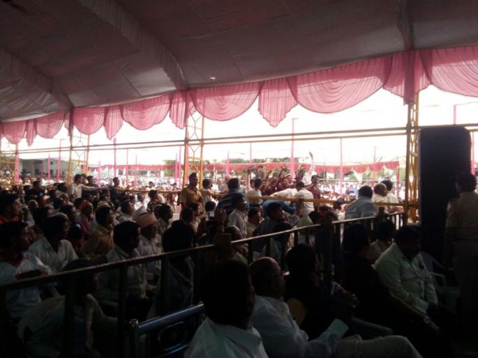 Before the Chief Minister's meeting, there were two groups of disputes, black flag shown | मुख्यमंत्र्यांच्या सभेआधी दोन गटांमध्ये वाद, दाखवले काळे झेंडे