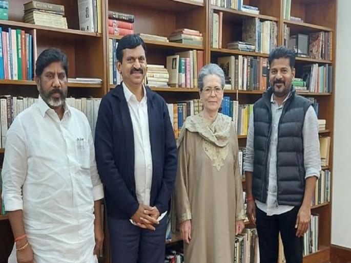 telangana cm a revanth reddy meets sonia gandhi urge her to contest on lok sabha election on 2024, telangana | "तेलंगणात तुमची प्रतिमा आईसारखी, आगामी निवडणूक इथूनच लढवा", रेवंत रेड्डींनी घेतली सोनिया गांधींची भेट! telangana cm a revanth reddy meets sonia gandhi urge her to contest on lok sabha election on 2024, telangana | "तेलंगणात तुमची प्रतिमा आईसारखी, आगामी निवडणूक इथूनच लढवा", रेवंत रेड्डींनी घेतली सोनिया गांधींची भेट!