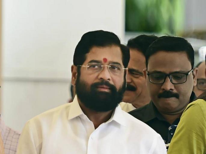 Offices open at 8 o'clock as Chief Minister is coming, officials coming after 11 are also present in the morning | मुख्यमंत्री आपल्या विभागात येणार म्हणून ८ वाजताच कार्यालये सुरू Offices open at 8 o'clock as Chief Minister is coming, officials coming after 11 are also present in the morning | मुख्यमंत्री आपल्या विभागात येणार म्हणून ८ वाजताच कार्यालये सुरू