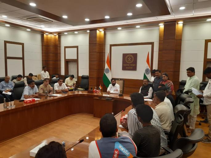 residents of the building damaged in the goregaon fire met the cm eknath shinde | गोरेगाव आगीतील दुर्घटनाग्रस्त इमारतीच्या रहिवाशांनी घेतली मुख्यमंत्र्यांची भेट residents of the building damaged in the goregaon fire met the cm eknath shinde | गोरेगाव आगीतील दुर्घटनाग्रस्त इमारतीच्या रहिवाशांनी घेतली मुख्यमंत्र्यांची भेट