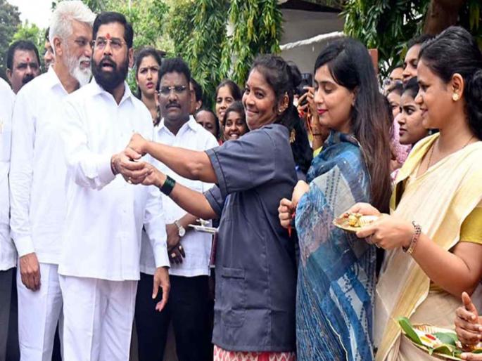 The money of Majhi Ladki Bahin Yojana has started to be deposited in women bank accounts from today itself | रक्षाबंधनाआधीच लाडक्या बहिणींना मुख्यमंत्र्यांचे गिफ्ट; पात्र महिलांच्या बँक खात्यात ३ हजार जमा The money of Majhi Ladki Bahin Yojana has started to be deposited in women bank accounts from today itself | रक्षाबंधनाआधीच लाडक्या बहिणींना मुख्यमंत्र्यांचे गिफ्ट; पात्र महिलांच्या बँक खात्यात ३ हजार जमा