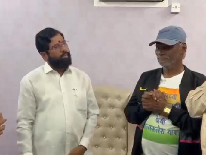 Chief Minister Eknath Shindeni met a person who had walked from Solapur to Mumbai for a pending issue in Solapur district | सोलापूर ते मुंबई पायी चालत आलेल्या व्यक्तीची मुख्यमंत्र्यांनी घेतली भेट!  Chief Minister Eknath Shindeni met a person who had walked from Solapur to Mumbai for a pending issue in Solapur district | सोलापूर ते मुंबई पायी चालत आलेल्या व्यक्तीची मुख्यमंत्र्यांनी घेतली भेट!