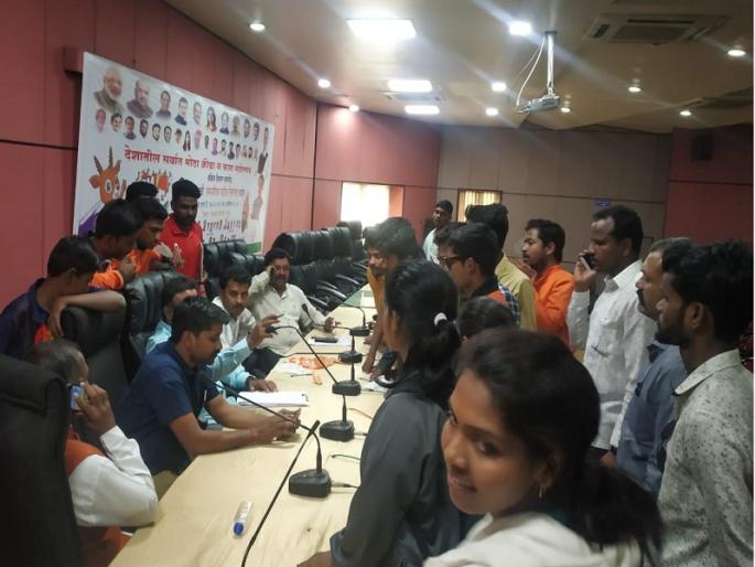 CM championship 'winners' got The half of prize money | सीएम चषक स्पर्धेच्या विजेत्यांचा झाला 'गेम'; बक्षिसाची अर्धी रक्कम देऊन केली बोळवण CM championship 'winners' got The half of prize money | सीएम चषक स्पर्धेच्या विजेत्यांचा झाला 'गेम'; बक्षिसाची अर्धी रक्कम देऊन केली बोळवण