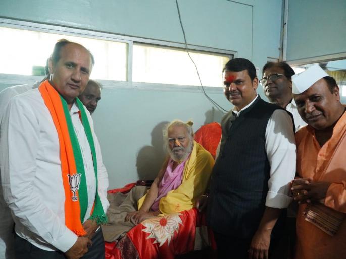 Chief Minister take Ramrao Maharaj's visit at Poharadevi | Maharashtra Assembly Election 2019 : मुख्यमंत्र्यांनी पोहरादेवीत घेतली रामराव महाराजांची भेट Chief Minister take Ramrao Maharaj's visit at Poharadevi | Maharashtra Assembly Election 2019 : मुख्यमंत्र्यांनी पोहरादेवीत घेतली रामराव महाराजांची भेट