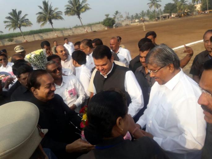 Spontaneous welcome to Chief Minister Devendra Fadnavis | मुख्यमंत्री देवेंद्र फडणवीस यांचे वाळव्यात उत्स्फूर्त स्वागत Spontaneous welcome to Chief Minister Devendra Fadnavis | मुख्यमंत्री देवेंद्र फडणवीस यांचे वाळव्यात उत्स्फूर्त स्वागत
