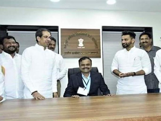 cm uddhav thackeray urge Tehsildar to seat on chair in sangli | ही खुर्ची तुमची आहे; मुख्यमंत्र्यांच्या 'त्या' प्रेमळ आदेशाची जिल्ह्यात चर्चा cm uddhav thackeray urge Tehsildar to seat on chair in sangli | ही खुर्ची तुमची आहे; मुख्यमंत्र्यांच्या 'त्या' प्रेमळ आदेशाची जिल्ह्यात चर्चा