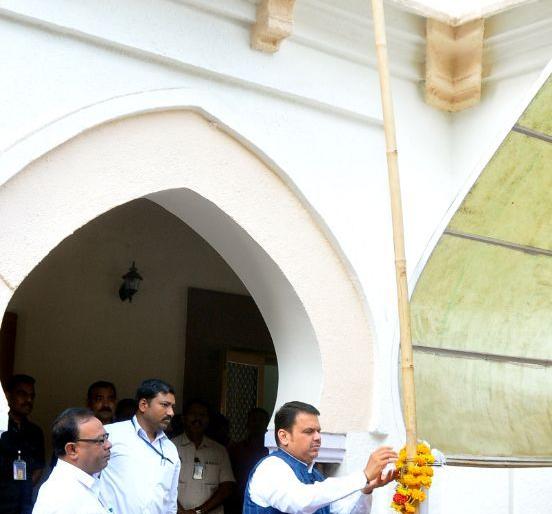 Chief Minister inaugurated in Nagpur | मुख्यमंत्र्यांनी उभारली नागपुरात गुढी  Chief Minister inaugurated in Nagpur | मुख्यमंत्र्यांनी उभारली नागपुरात गुढी