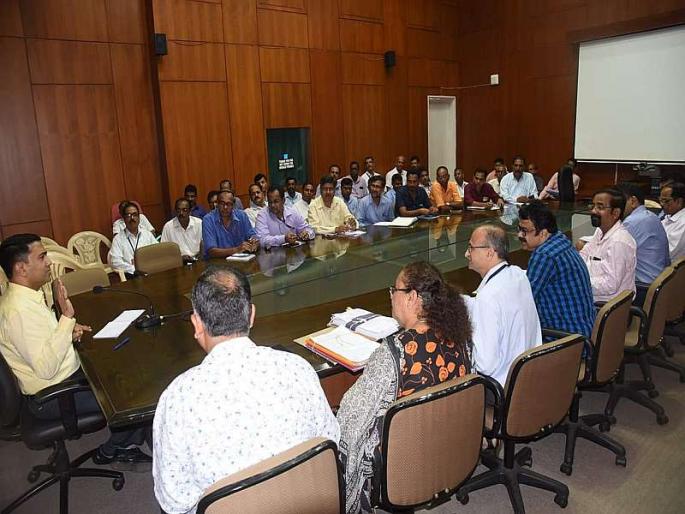 Correct roadmap before 4th, order CM to power engineers | चतुर्थीपूर्वी पथदिप दुरुस्त करा, मुख्यमंत्र्यांचा वीज अभियंत्यांना आदेश Correct roadmap before 4th, order CM to power engineers | चतुर्थीपूर्वी पथदिप दुरुस्त करा, मुख्यमंत्र्यांचा वीज अभियंत्यांना आदेश