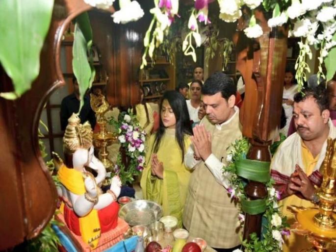 Chief Minister wishes to everyone for ganeshotsav, ganpati festival celebration in Varsha Banglow | वर्षा बंगल्यावर बाप्पांची प्राण-प्रतिष्ठा, मुख्यमंत्र्यांनी केली गणपतीची आरती Chief Minister wishes to everyone for ganeshotsav, ganpati festival celebration in Varsha Banglow | वर्षा बंगल्यावर बाप्पांची प्राण-प्रतिष्ठा, मुख्यमंत्र्यांनी केली गणपतीची आरती