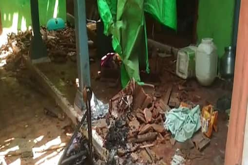The couple ran away from home, the angry girl's family set fire to the boy's house | प्रेमी युगुल घरातून पळाले, संतप्त मुलीच्या कुटुंबीयांनी मुलाचे घर जाळले, प्रेयसी म्हणाली... The couple ran away from home, the angry girl's family set fire to the boy's house | प्रेमी युगुल घरातून पळाले, संतप्त मुलीच्या कुटुंबीयांनी मुलाचे घर जाळले, प्रेयसी म्हणाली...