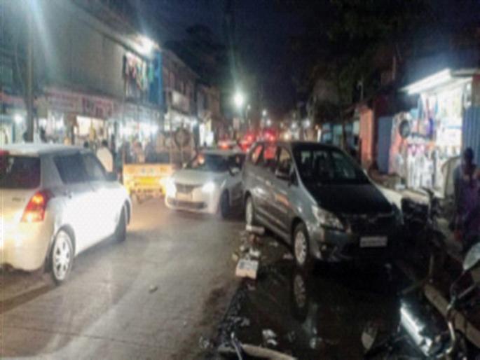 No official parking for two-wheelers in Wada city | वाडा शहरात दुचाकी-चारचाकींना नाही अधिकृत वाहनतळ