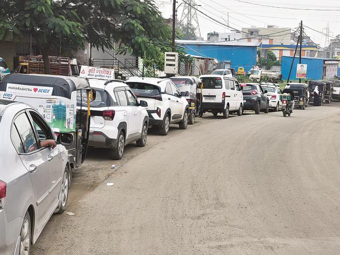 Diwali holidays are over, trying to find a CNG pump, but if you find one, there will be a huge queue at the pump! | प्रवाशांचे हाल! दिवाळी सुट्या चालल्या सीएनजी पंप शोधण्यात, मिळाल्यास पंपावर भलीमोठी रांग!