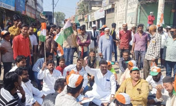 Road work stalled; The Congress is on its way | रस्त्याचे काम खाेळंबले; काॅंग्रेसचा रास्ता राेकाे